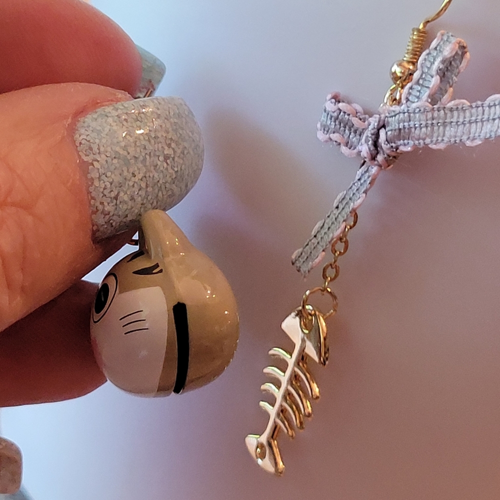 💥ONE LEFT💥Kitty’s Lunch Mismatched Dangle Earrings, 16k gold - Picture 4 of 5